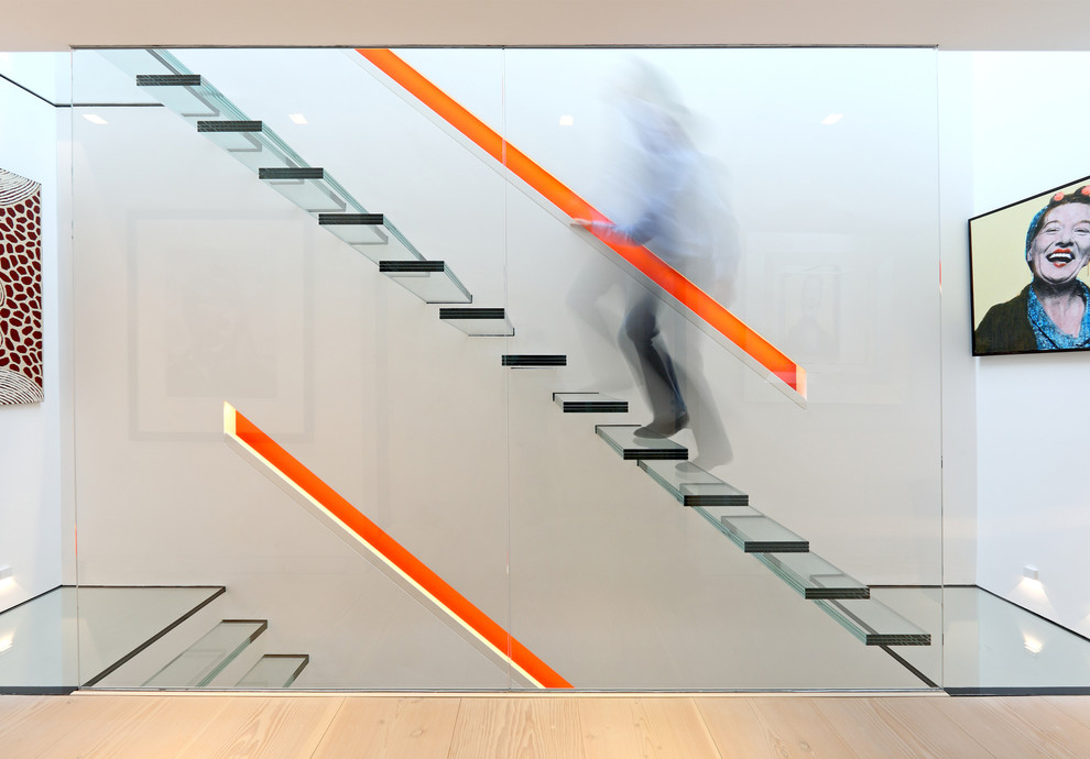 Inredning av en modern mellanstor trappa i glas, med öppna sättsteg