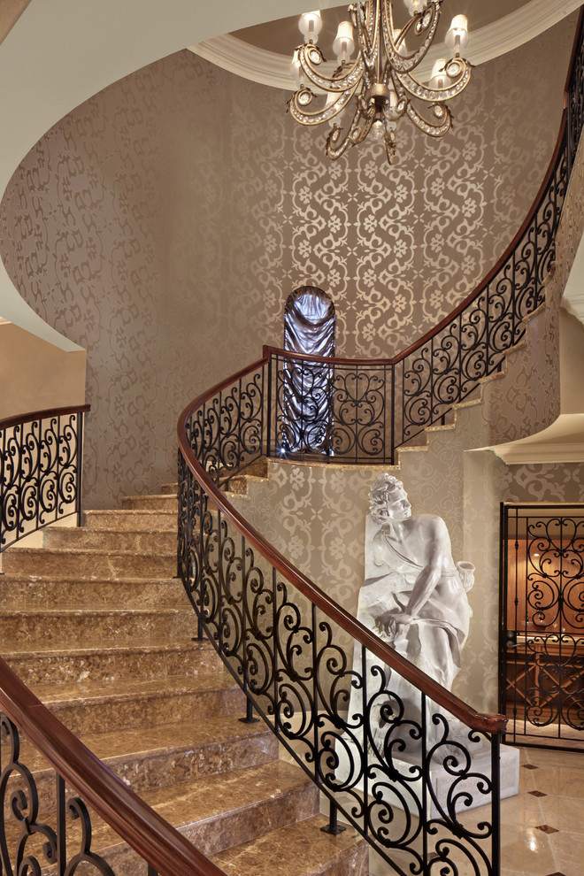 На фото: изогнутая лестница в средиземноморском стиле с