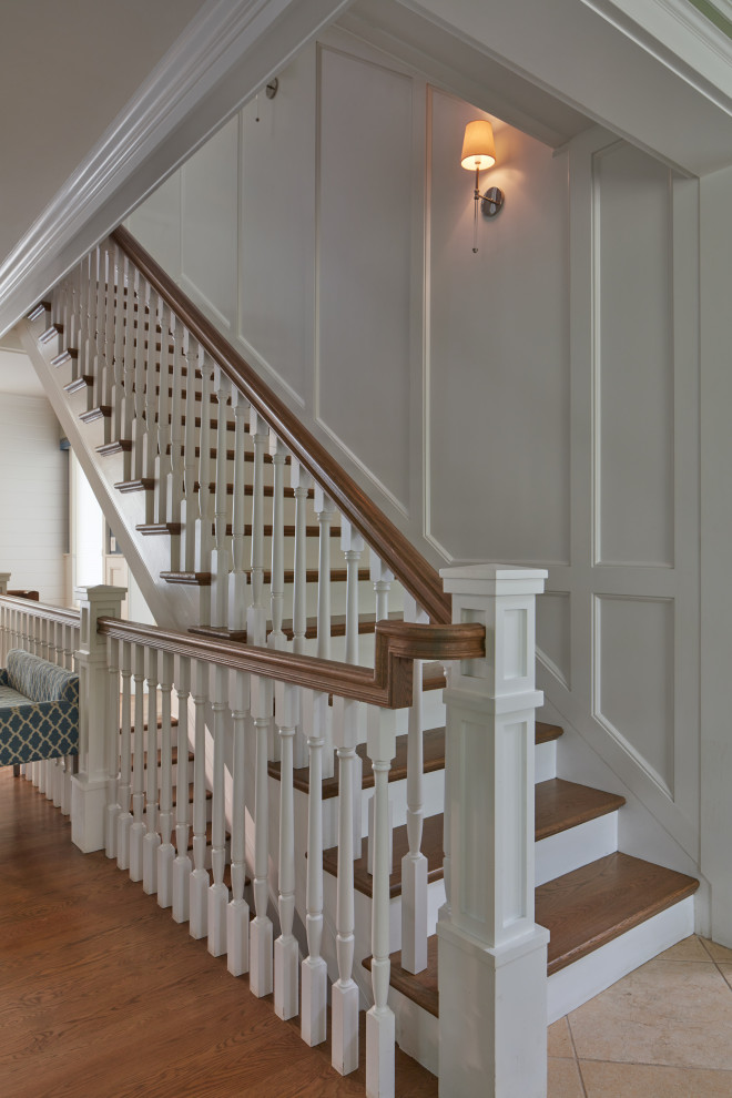 Идея дизайна: прямая лестница в классическом стиле с деревянными ступенями, крашенными деревянными подступенками, деревянными перилами и панелями на стенах