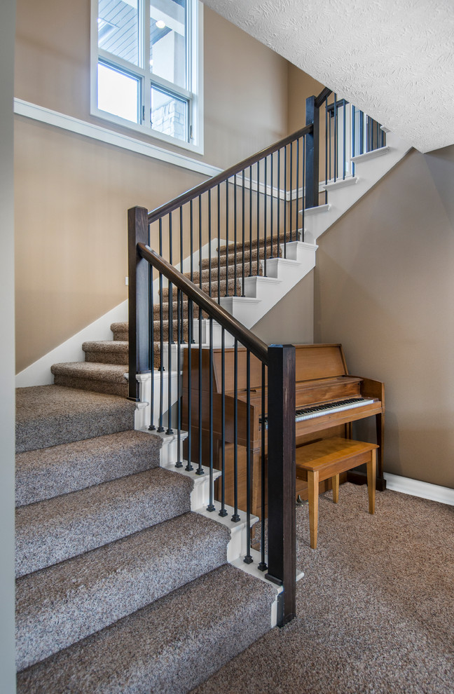 Пример оригинального дизайна: маленькая п-образная лестница в стиле кантри с ступенями с ковровым покрытием и ковровыми подступенками для на участке и в саду