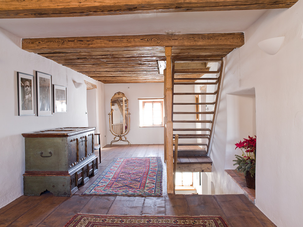 Imagen de escalera recta rústica sin contrahuella con escalones de madera