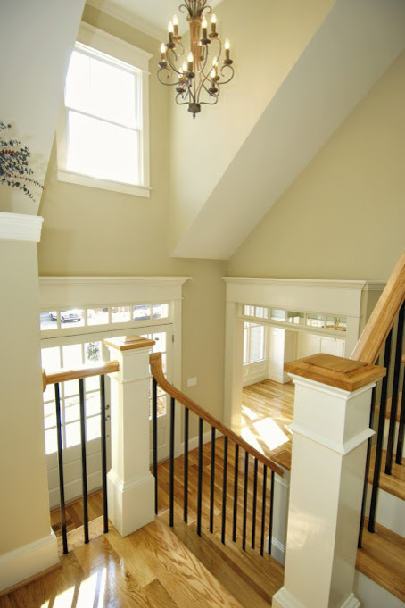На фото: п-образная лестница среднего размера в классическом стиле с деревянными ступенями и перилами из смешанных материалов с