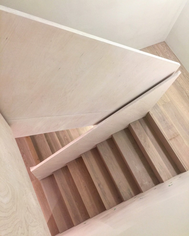 Diseño de escalera en U minimalista pequeña con escalones de madera y contrahuellas de madera