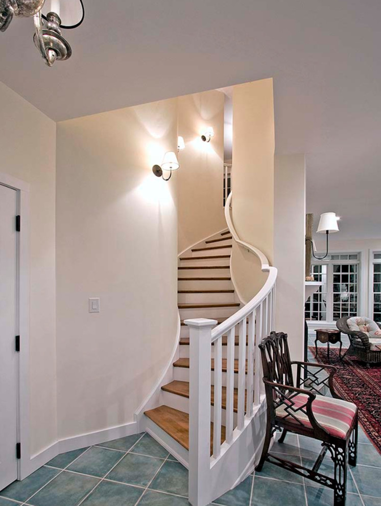 Источник вдохновения для домашнего уюта: изогнутая лестница среднего размера в морском стиле с деревянными ступенями, крашенными деревянными подступенками и деревянными перилами