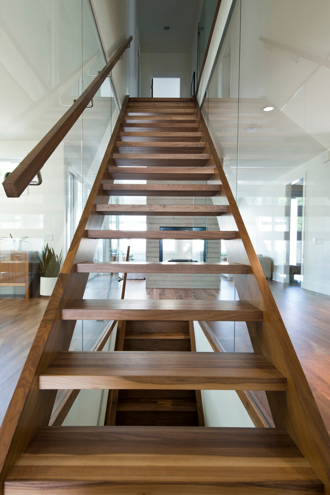 Diseño de escalera recta contemporánea sin contrahuella con escalones de madera