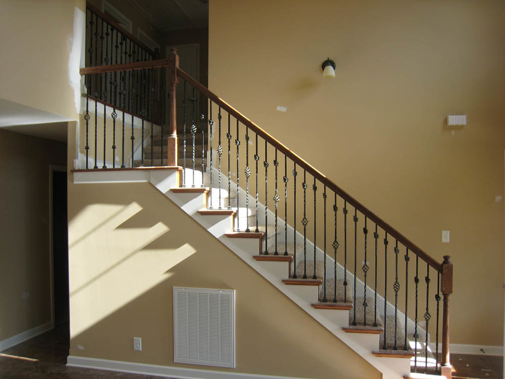 На фото: угловая металлическая лестница в классическом стиле с ступенями с ковровым покрытием с