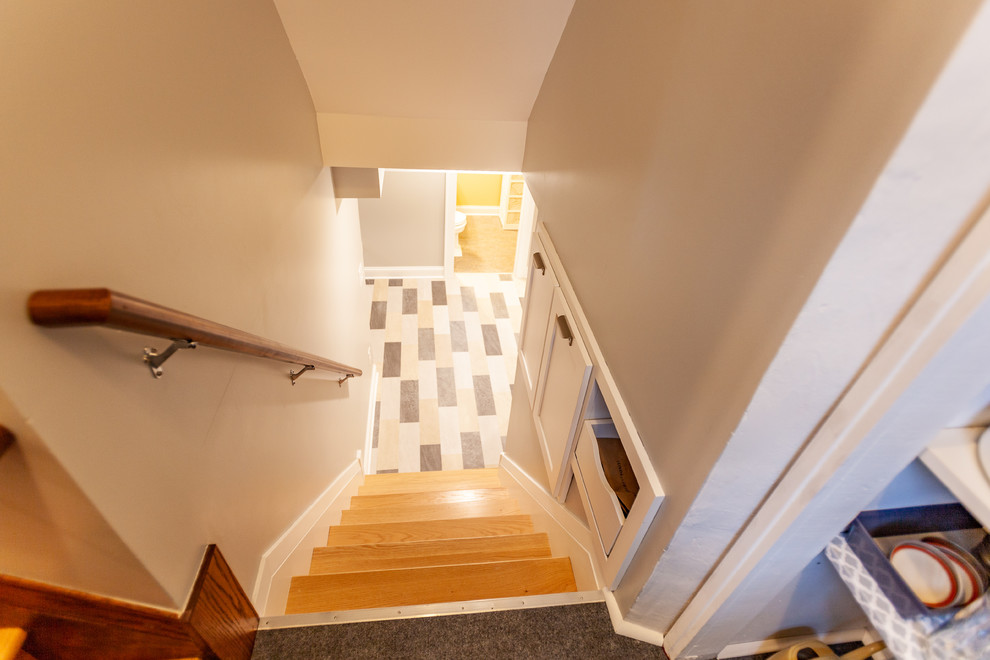 Ejemplo de escalera recta clásica renovada con escalones de madera, contrahuellas de madera y barandilla de madera
