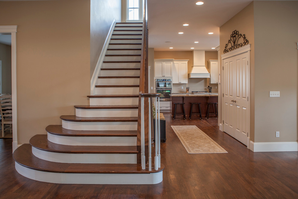 Inspiration pour un escalier peint droit craftsman de taille moyenne avec des marches en bois.