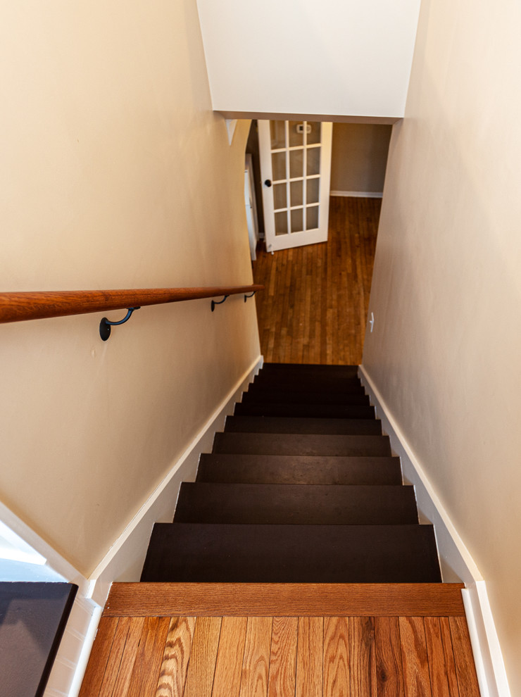 Imagen de escalera en L tradicional renovada con escalones de madera y barandilla de madera