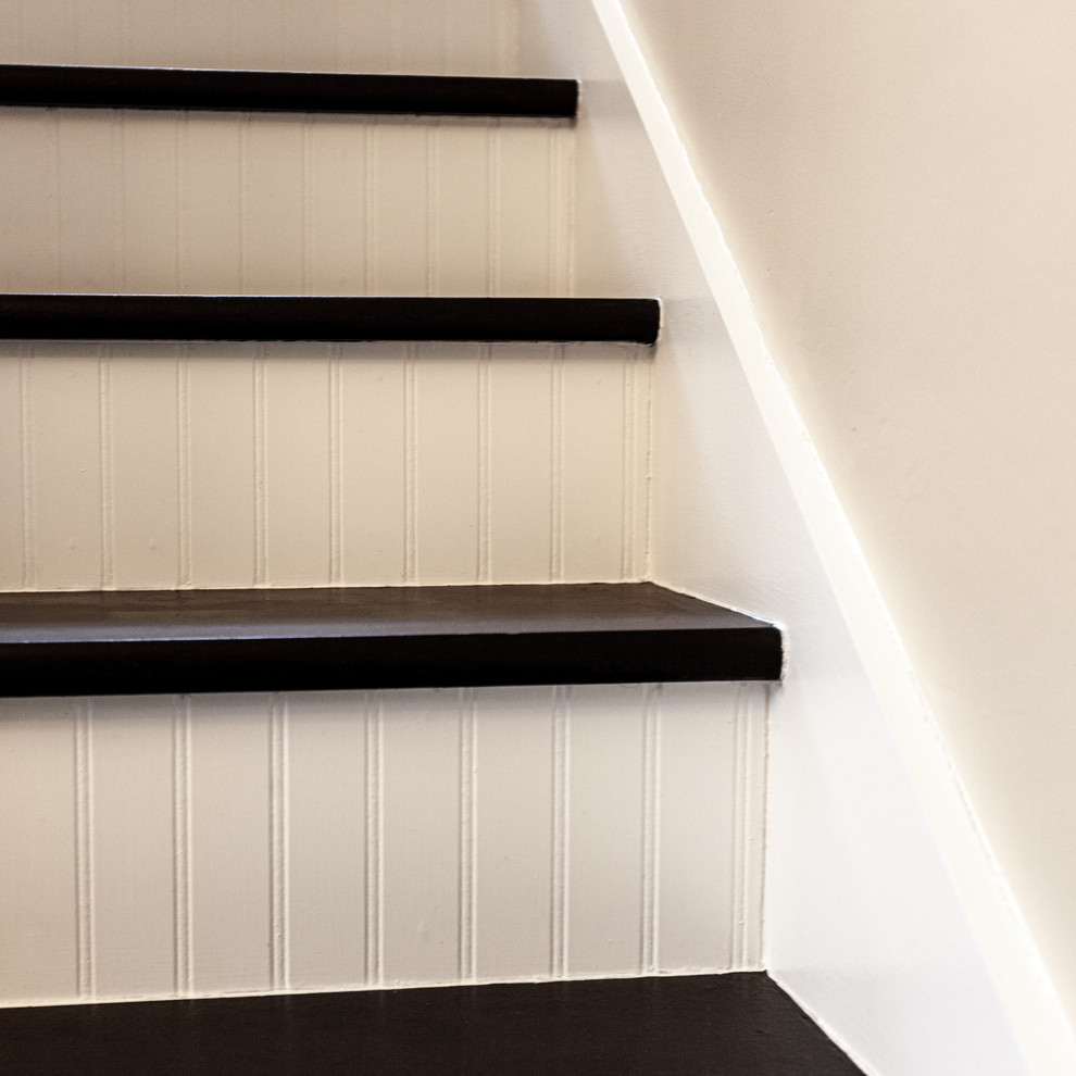 Ejemplo de escalera en L tradicional renovada con escalones de madera y barandilla de madera