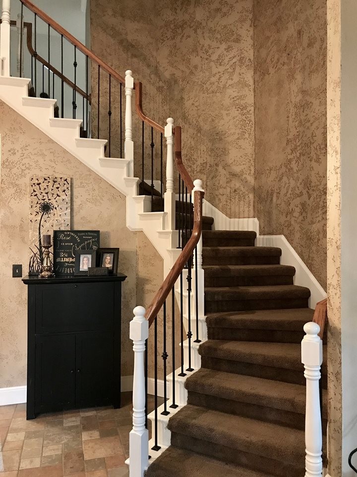 Свежая идея для дизайна: большая изогнутая лестница в классическом стиле с ступенями с ковровым покрытием, ковровыми подступенками и деревянными перилами - отличное фото интерьера