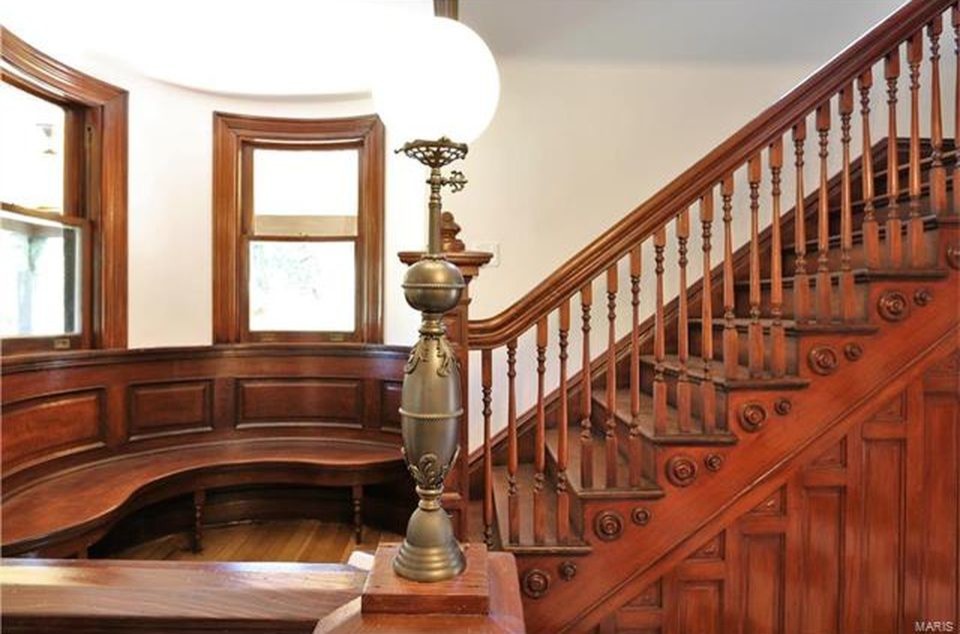 На фото: п-образная деревянная лестница в викторианском стиле с деревянными ступенями и деревянными перилами с