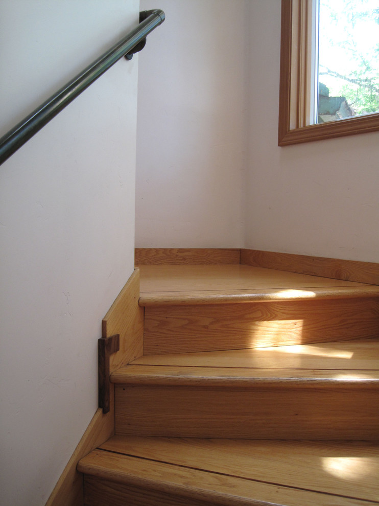 Modelo de escalera en U actual pequeña con escalones de madera y contrahuellas de madera
