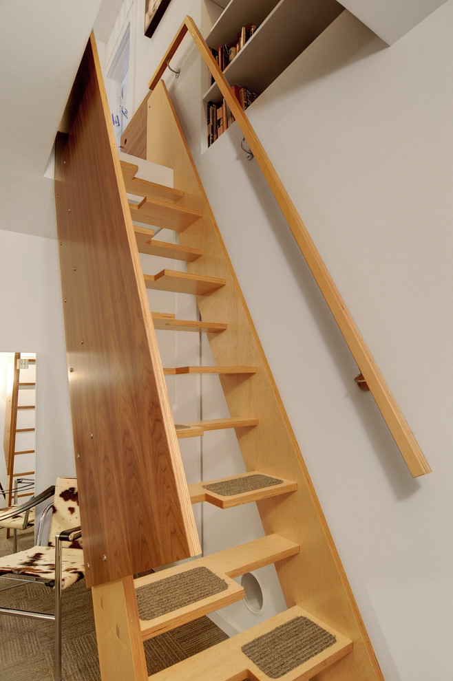 Идея дизайна: прямая лестница в современном стиле с деревянными ступенями