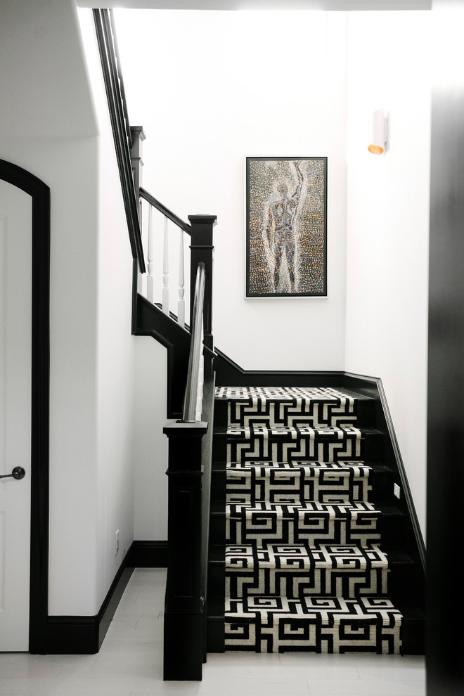 На фото: угловая деревянная лестница среднего размера в современном стиле с деревянными ступенями и деревянными перилами