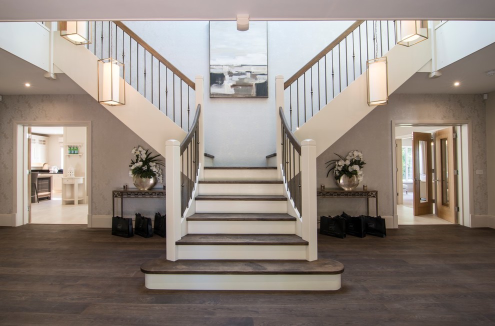 Ejemplo de escalera clásica renovada de tamaño medio con escalones de madera, contrahuellas de madera pintada y barandilla de varios materiales