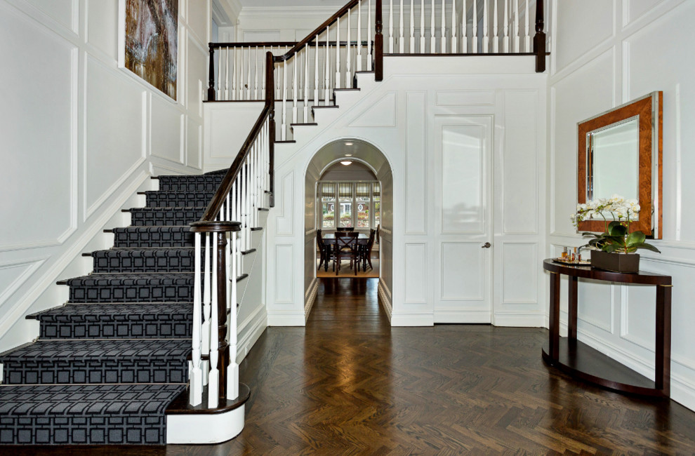 Ejemplo de escalera en L clásica de tamaño medio con escalones enmoquetados, contrahuellas enmoquetadas y barandilla de madera