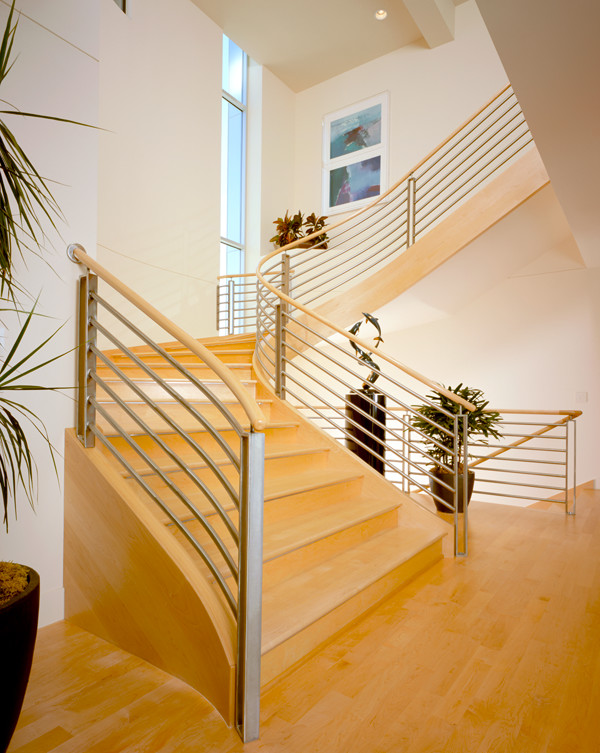 Diseño de escalera de caracol moderna extra grande con escalones de madera y contrahuellas de madera