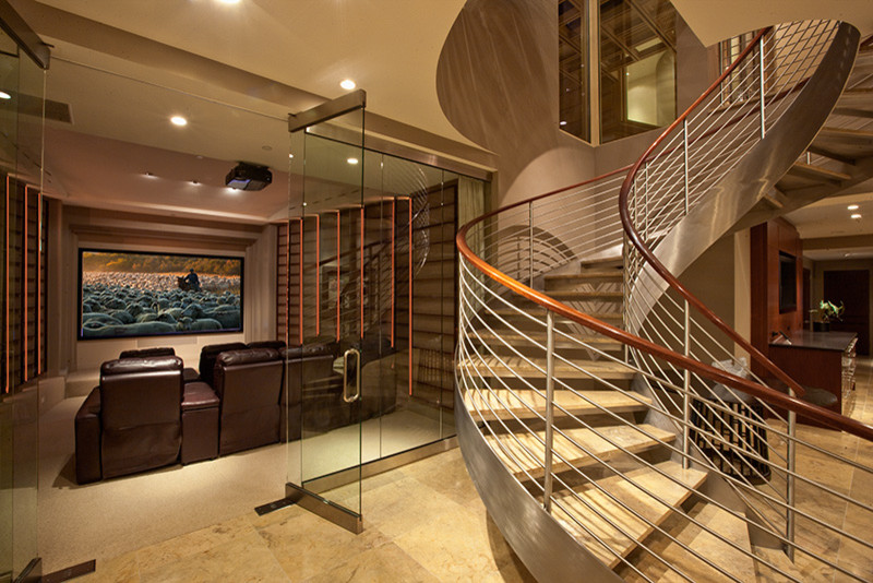 Источник вдохновения для домашнего уюта: большая винтовая лестница в стиле модернизм с ступенями из известняка и перилами из смешанных материалов без подступенок