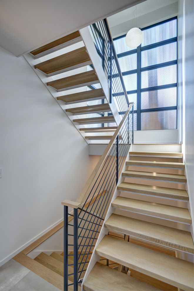 Источник вдохновения для домашнего уюта: большая п-образная лестница в современном стиле с деревянными ступенями и перилами из смешанных материалов без подступенок