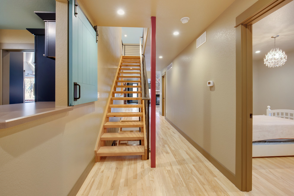 Schwebende, Mittelgroße Moderne Holztreppe mit offenen Setzstufen und Stahlgeländer in Denver