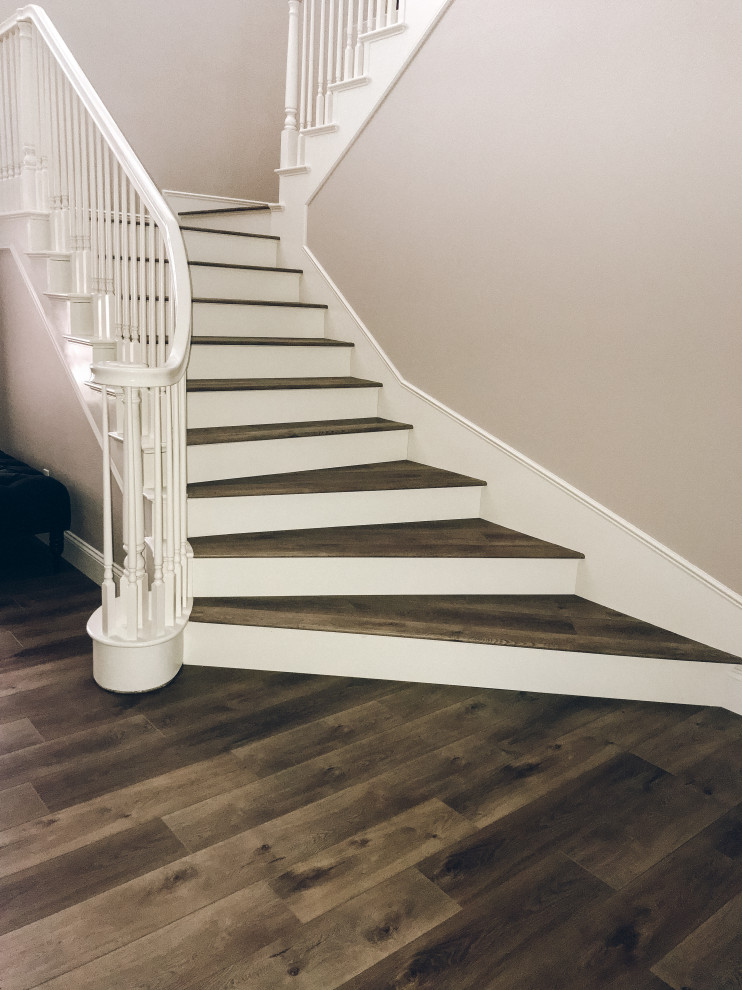 Cette image montre un escalier traditionnel en U de taille moyenne avec des marches en acrylique, des contremarches en bois et un garde-corps en bois.