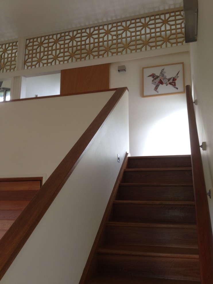 Modelo de escalera recta contemporánea con escalones de madera, contrahuellas de madera y barandilla de madera