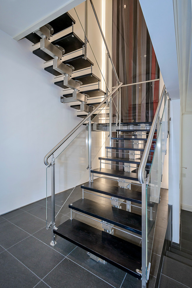 Moderne Holztreppe in U-Form mit Metall-Setzstufen in San Francisco