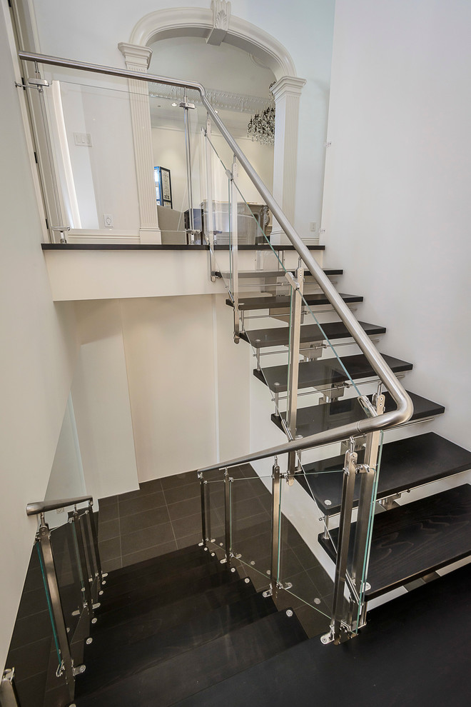 Пример оригинального дизайна: п-образная лестница в современном стиле с деревянными ступенями без подступенок
