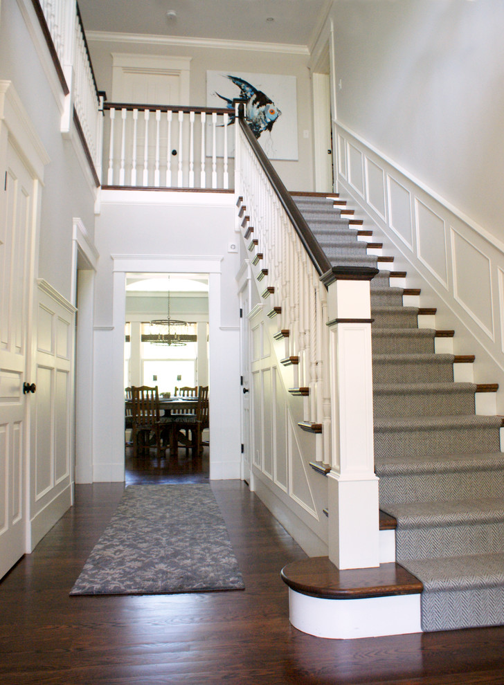 На фото: лестница среднего размера в стиле неоклассика (современная классика) с ступенями с ковровым покрытием и ковровыми подступенками