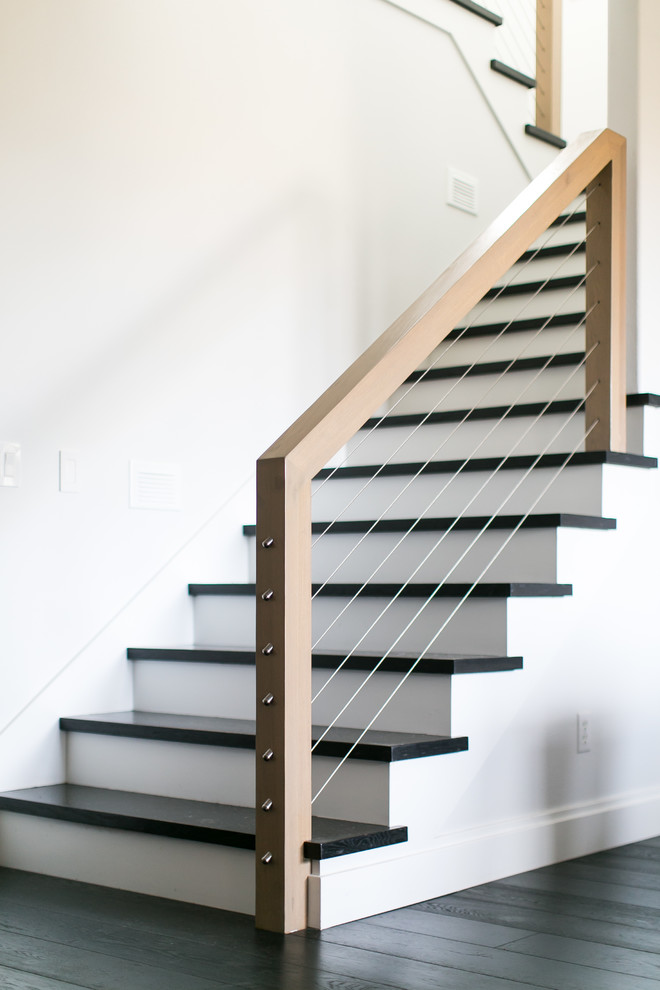 Diseño de escalera en U minimalista de tamaño medio con escalones de madera y contrahuellas de madera pintada