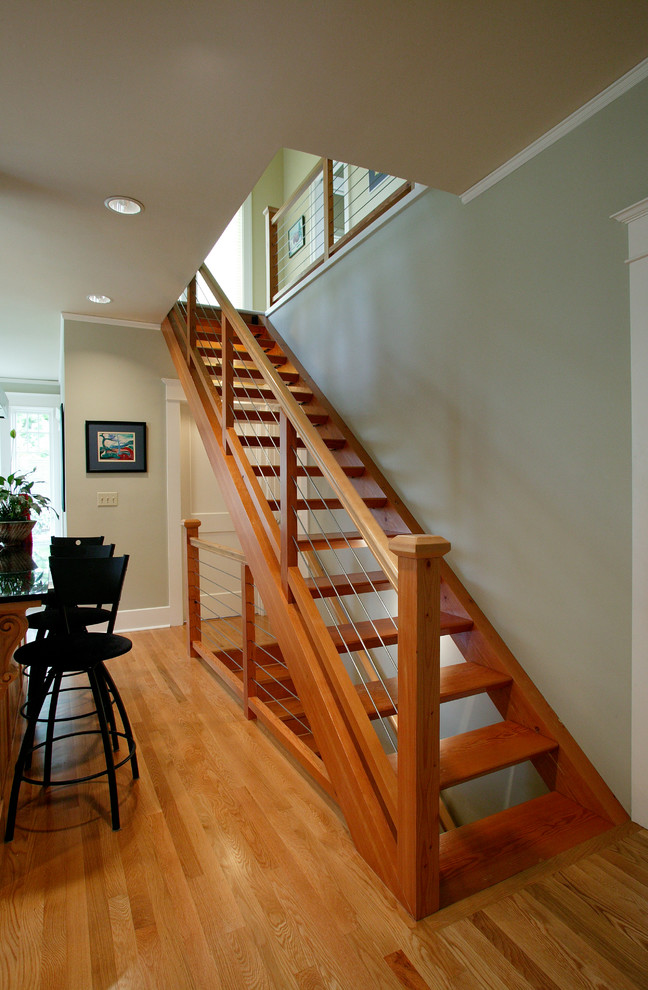 Modelo de escalera recta moderna de tamaño medio sin contrahuella con escalones de madera y barandilla de varios materiales
