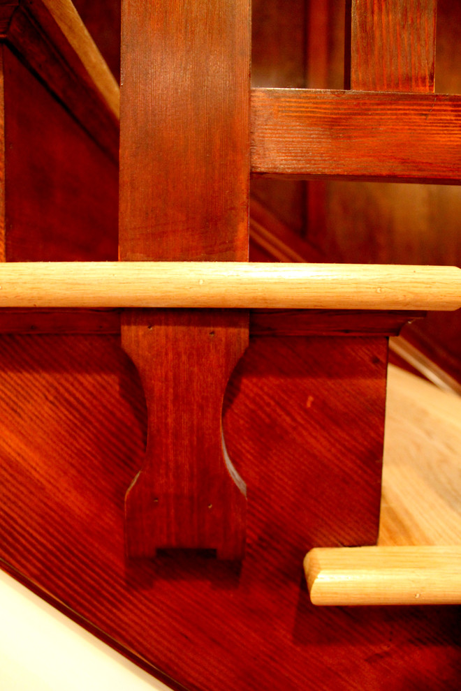 Idée de décoration pour un grand escalier craftsman en L avec des marches en bois et des contremarches en bois.
