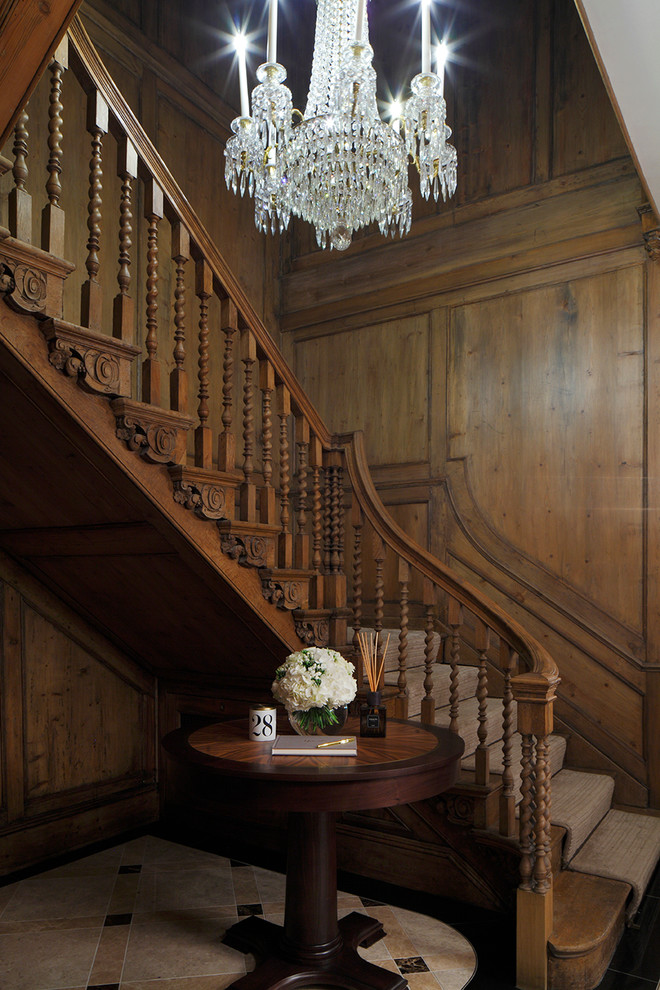 На фото: угловая деревянная лестница в классическом стиле с деревянными ступенями