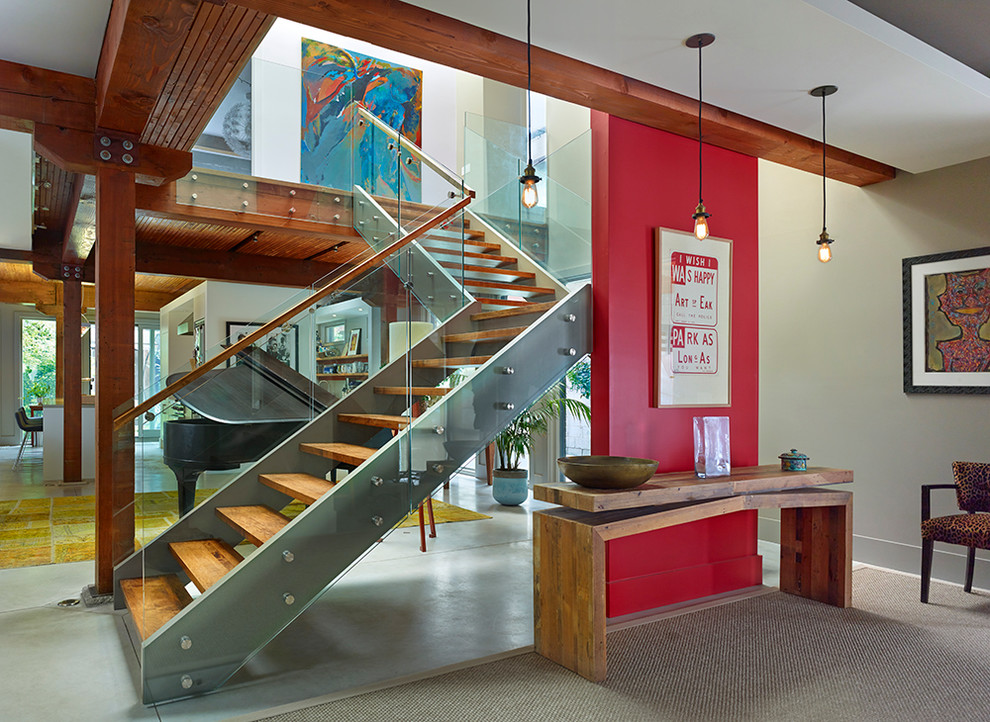 Gewendelte, Mittelgroße Moderne Holztreppe mit offenen Setzstufen in Toronto