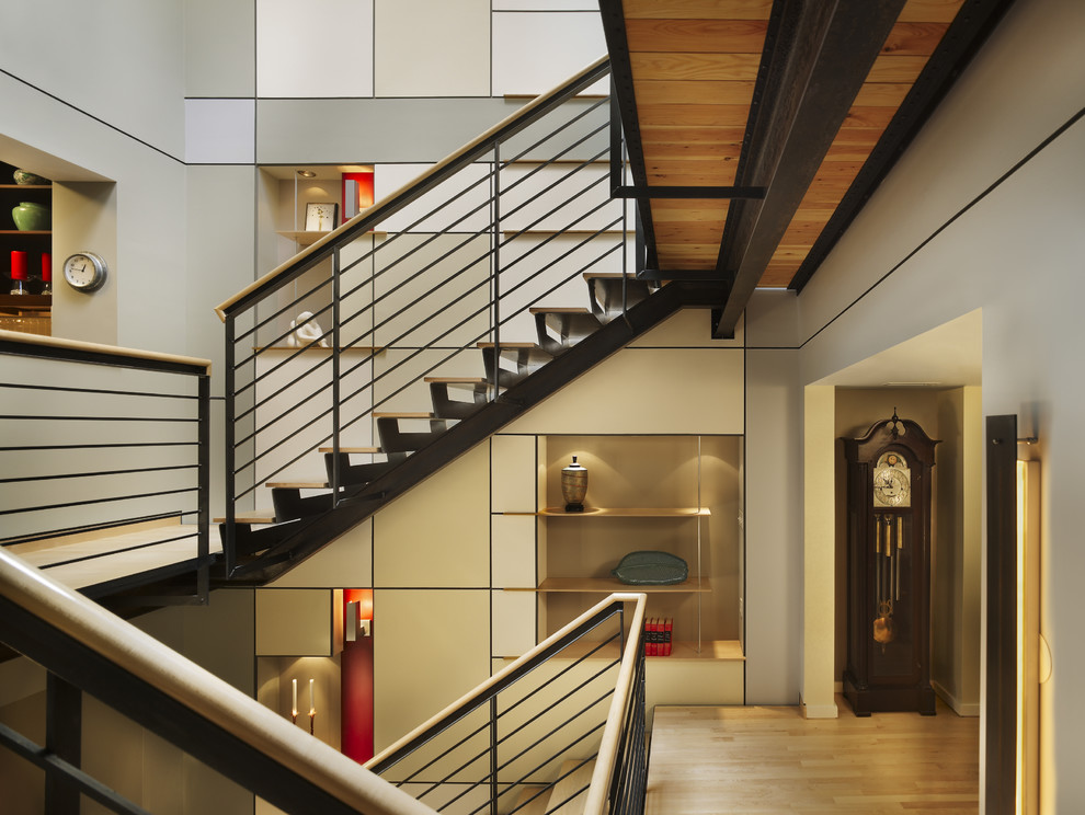 Aménagement d'un escalier moderne avec des marches en bois et des contremarches en métal.