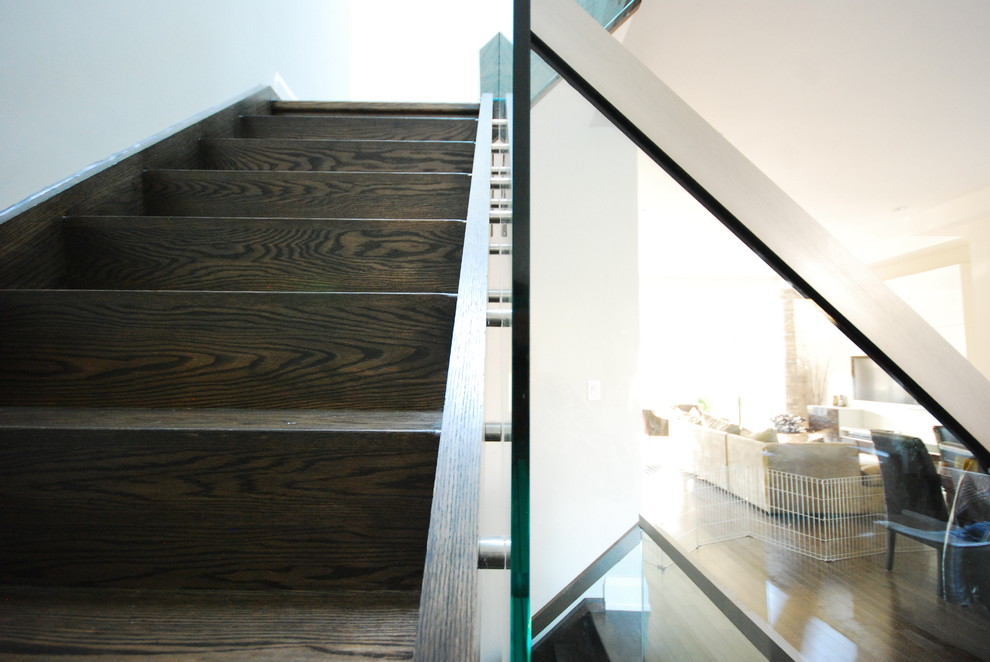 Aménagement d'un escalier contemporain en U de taille moyenne avec des marches en bois et des contremarches en bois.