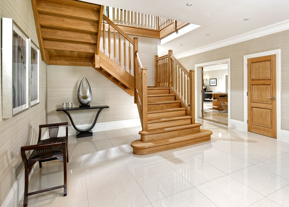 Imagen de escalera curva clásica renovada de tamaño medio con escalones de madera, contrahuellas de madera y barandilla de madera