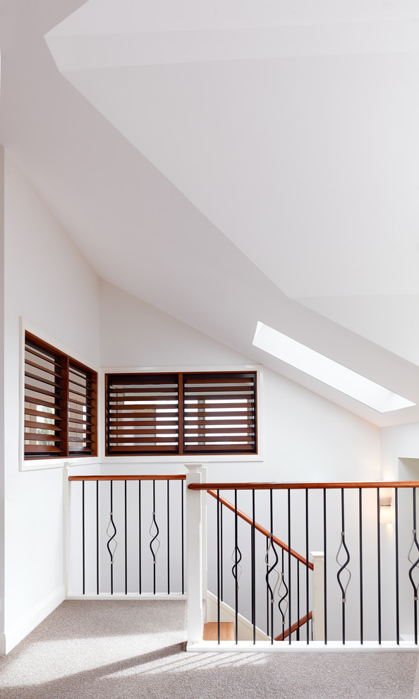 Свежая идея для дизайна: п-образная деревянная лестница среднего размера в современном стиле с деревянными ступенями - отличное фото интерьера