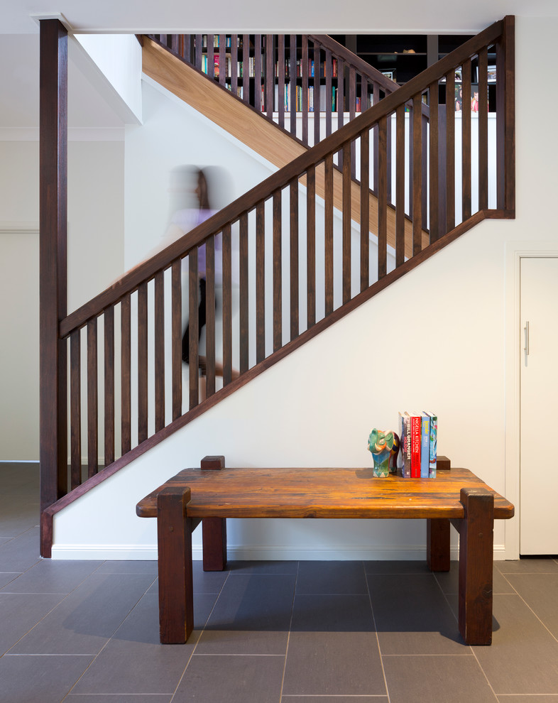 На фото: п-образная деревянная лестница среднего размера в современном стиле с деревянными ступенями и деревянными перилами