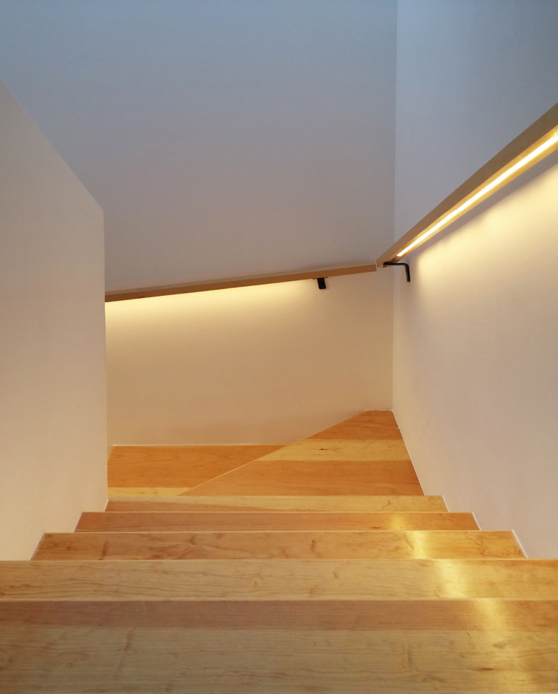На фото: маленькая п-образная деревянная лестница в современном стиле с бетонными ступенями для на участке и в саду с