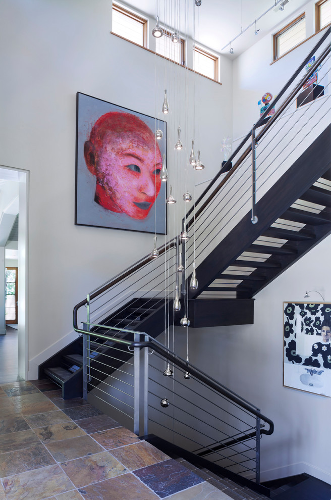 Стильный дизайн: большая п-образная лестница в современном стиле с металлическими ступенями и металлическими перилами без подступенок - последний тренд