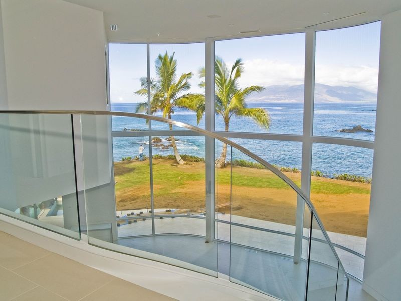 Свежая идея для дизайна: большая лестница в морском стиле - отличное фото интерьера