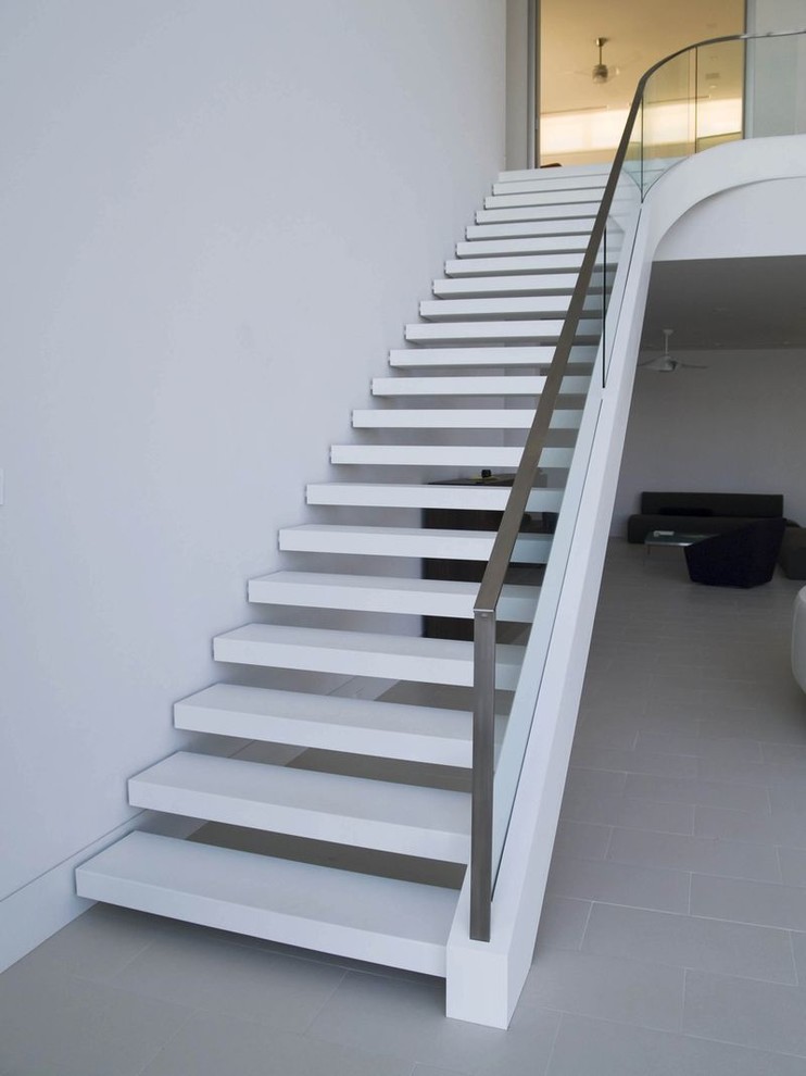 Стильный дизайн: большая лестница на больцах в морском стиле с акриловыми ступенями без подступенок - последний тренд