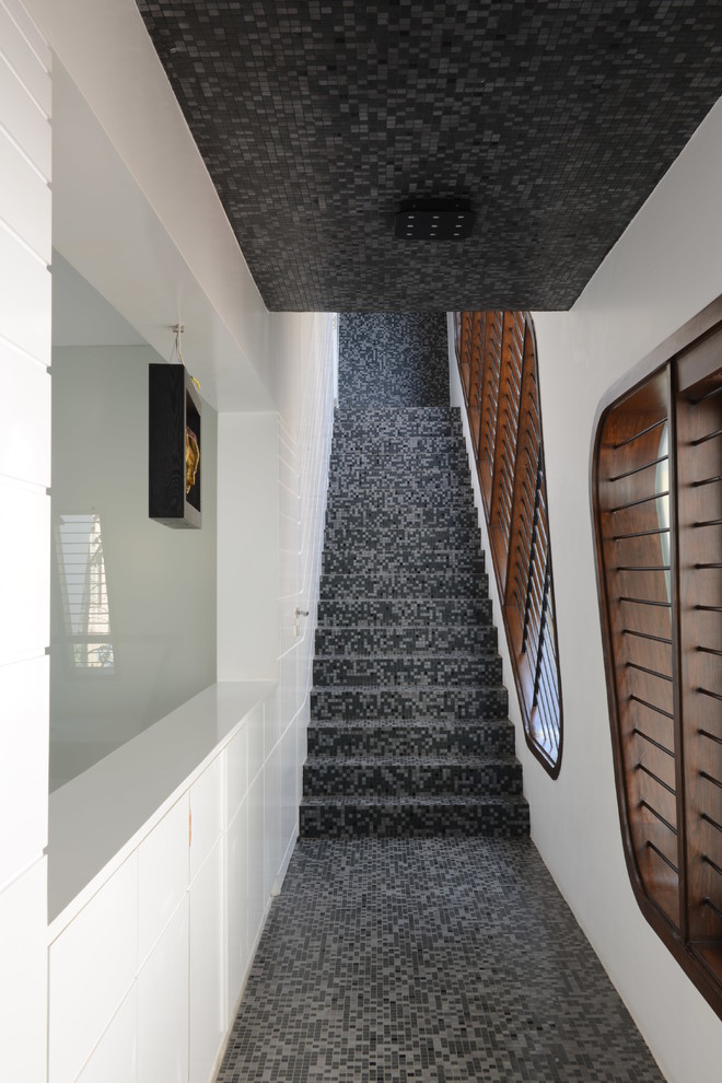 Идея дизайна: прямая лестница среднего размера в современном стиле с ступенями из плитки и подступенками из плитки