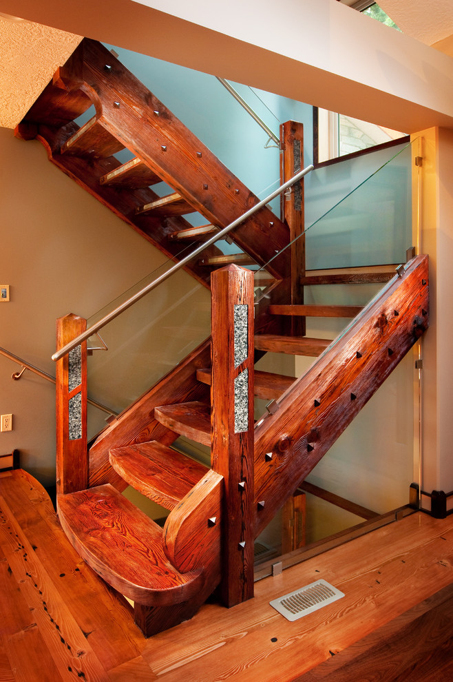 Diseño de escalera en U clásica sin contrahuella con escalones de madera