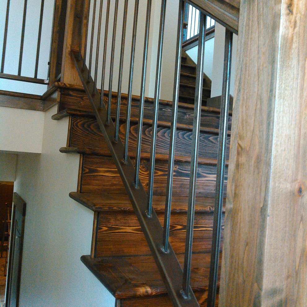 他の地域にあるお手頃価格の中くらいなラスティックスタイルのおしゃれな直階段 (木の蹴込み板、混合材の手すり) の写真