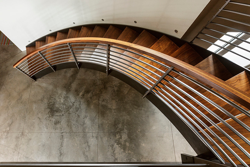 Свежая идея для дизайна: лестница в современном стиле с металлическими перилами - отличное фото интерьера