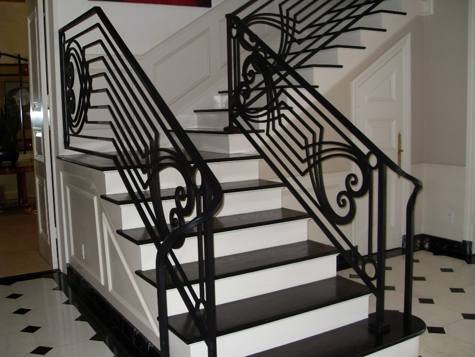 Cette photo montre un escalier peint en L de taille moyenne avec des marches en bois peint.