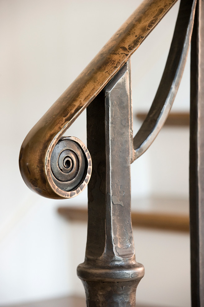 Inspiration pour un petit escalier courbe traditionnel.